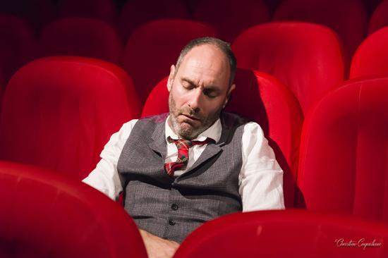 Nico dort dans le fauteuil rouge modif