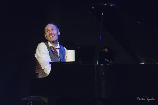 Nico sourit 2 au piano modif